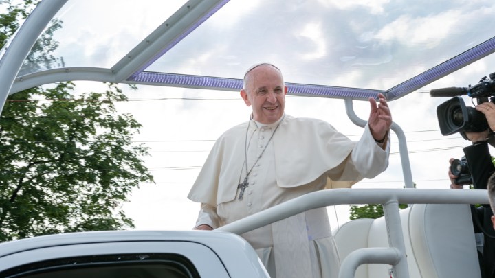 PAPA FRANCISC A BINECUVANTAT ROMANII DE PRETUTINDENI, DE LA&nbsp;IASI